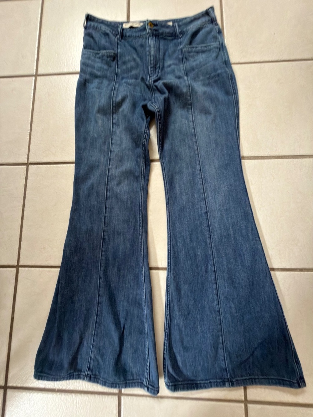 $148 Pilcro by Anthropologie center seam bell bottom style jeans size 32